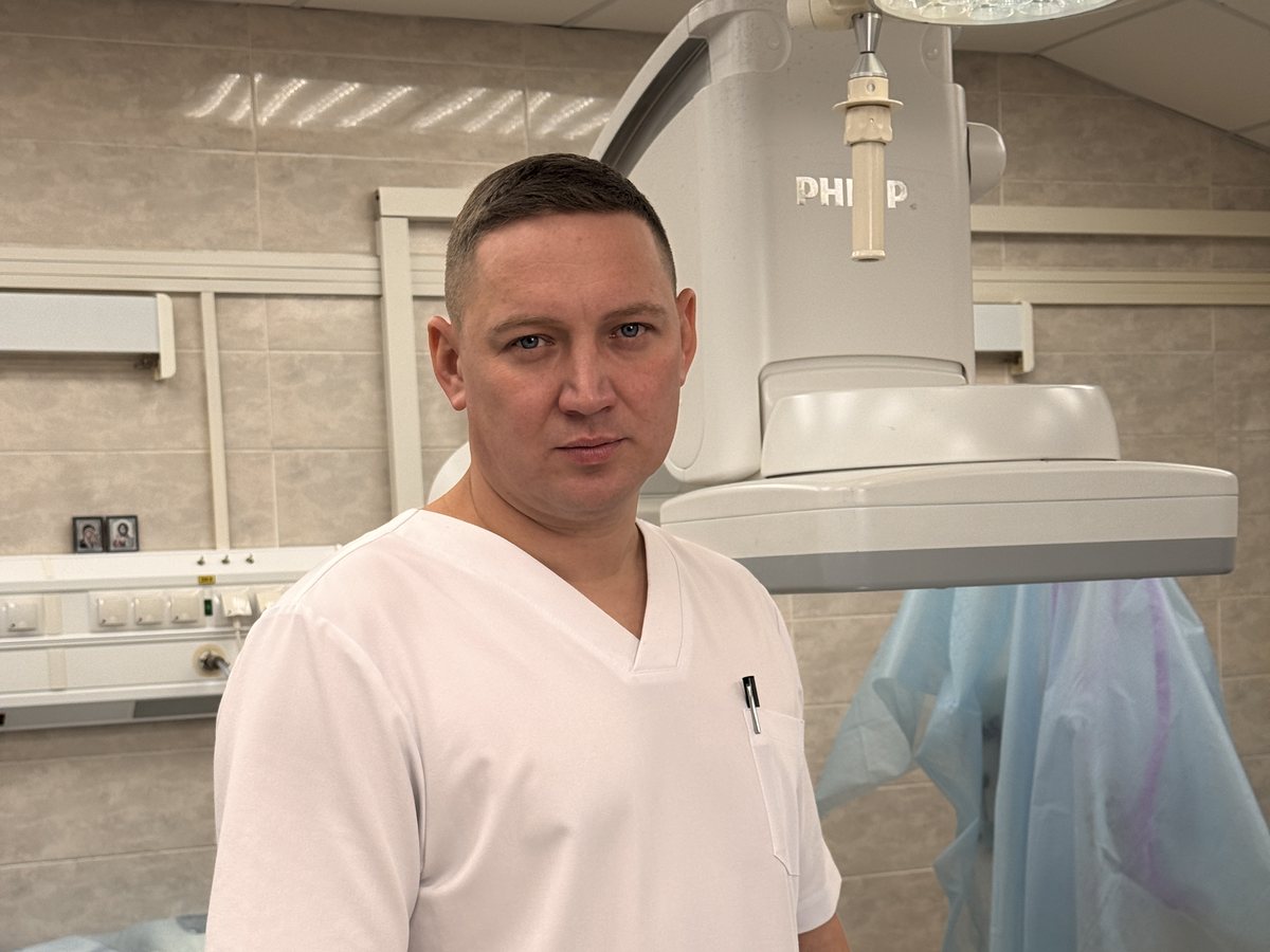 Семён Назаров в операционной, портрет в рабочей одежде